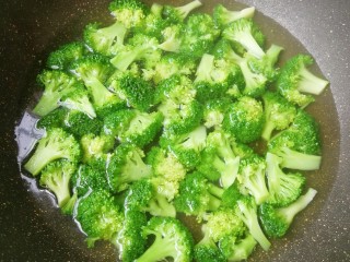 Stir-fry garlic until fragrant.