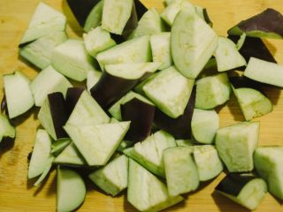 Stir-fry garlic until fragrant.