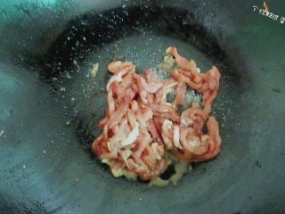 Heat a little oil and stir-fry the marinated shredded pork until fully cooked.