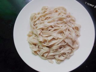 Toss the noodles with a little salt, oil, and vinegar, then spread them on a serving plate.