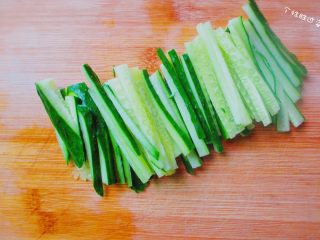 Wash the cucumber and cut it into thin strips.