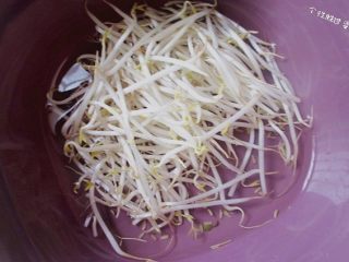 Rinse the mung bean sprouts well.