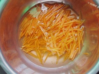 Peel the carrot and cut it into thin strips.