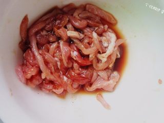 Marinate the shredded pork with light soy sauce, black pepper, and a little salt for about 30 minutes.