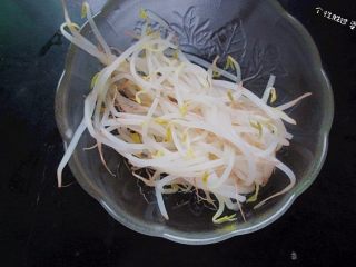 Rinse the cooked bean sprouts under cool water and drain well.