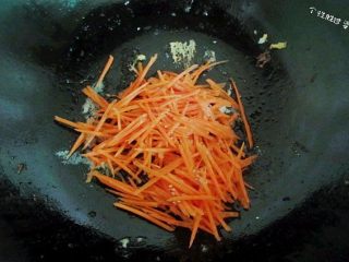 Stir-fry the carrot briefly with a little salt and seasoning, then set aside.
