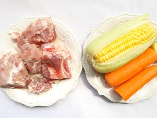 Prepare the ingredients: 1 pork bone, 1 ear of corn, 1 carrot, 3 slices of ginger, and cooking wine.