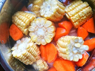 Pour in enough water to cover the ingredients, cover with a lid, and simmer for 50 minutes.