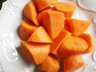 Cut the carrot into rolling-cut chunks.