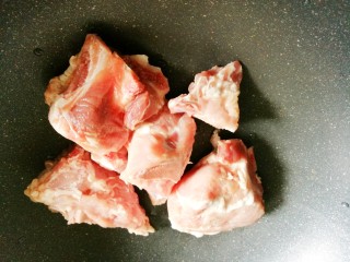 Rinse the pork bone well and place it in a pot.