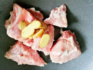 Add three slices of ginger.