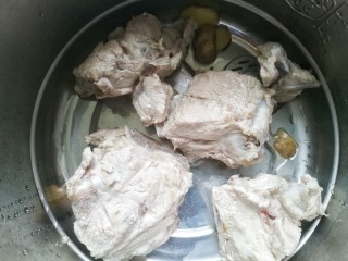 Transfer the pork bone to the soup cooker or clean pot.