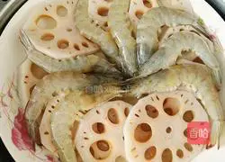Place the shrimp on top of the steamed lotus root.
