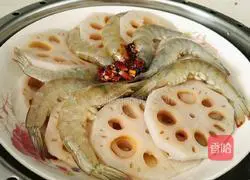 Pour the hot garlic sauce over the shrimp and lotus root.
