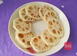 Peel the lotus root, cut it into slices, and place the slices on a plate.