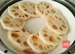 Pour enough water into a pot. Put the lotus root plate on a steaming rack. After the water boils, reduce to low heat.