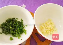 While the lotus root is steaming, peel and mince the garlic. Rinse the scallion and chop it finely.