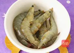 Remove the shrimp vein, whiskers, and legs, then rinse the shrimp well.