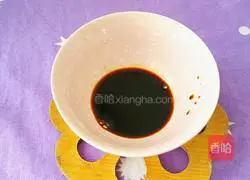 Mix a sauce with light soy sauce, sugar, and a small pinch of salt. Stir until evenly combined.
