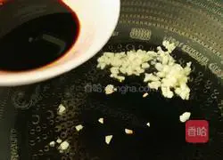 Stir-fry the garlic until fragrant, then pour in the prepared sauce.