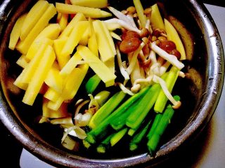 Cut the potato, mushrooms, green pepper, and red pepper into thin strips.