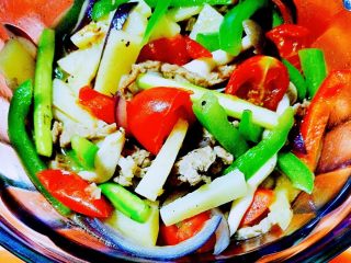 Heat oil in a wok. Add scallion, ginger, and garlic, then stir-fry until fragrant. Add the beef and stir-fry briefly, then add cherry tomatoes, blanched potato strips, peppers, and mushrooms.