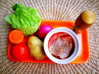 For the chunky version, marinate the beef with black pepper and oil, then cut it into bite-size pieces.