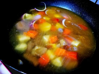 Heat oil, stir-fry scallion and garlic until fragrant, then add beef and carrot. Stir-fry briefly and add water.