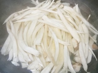 Toss the mushroom strips with the sauce.