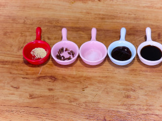 Heat oil and stir-fry minced pork until it changes color.